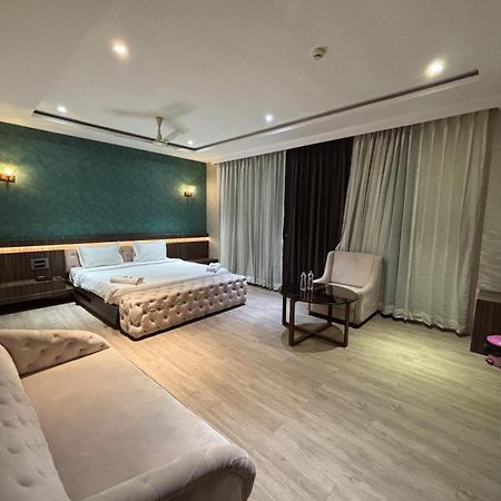 Hotel Elegant Inn Surat Ngoại thất bức ảnh