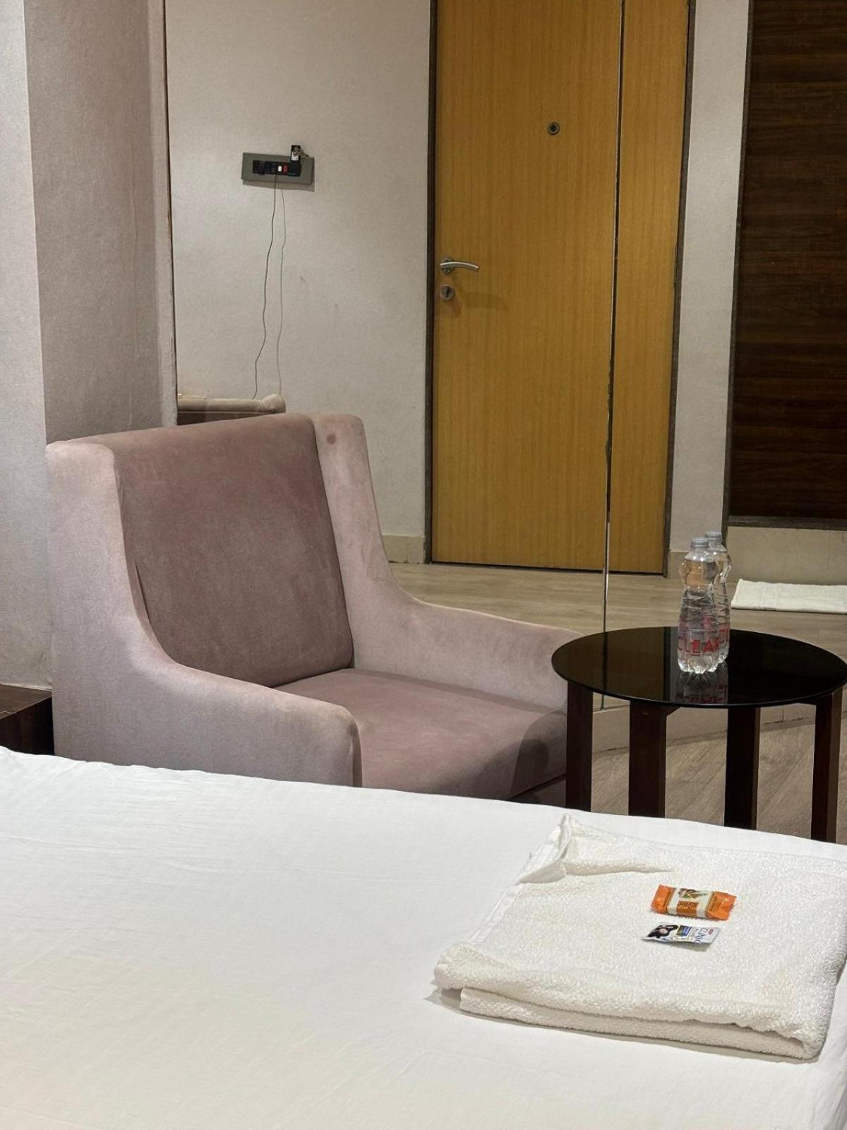 Hotel Elegant Inn Surat Ngoại thất bức ảnh