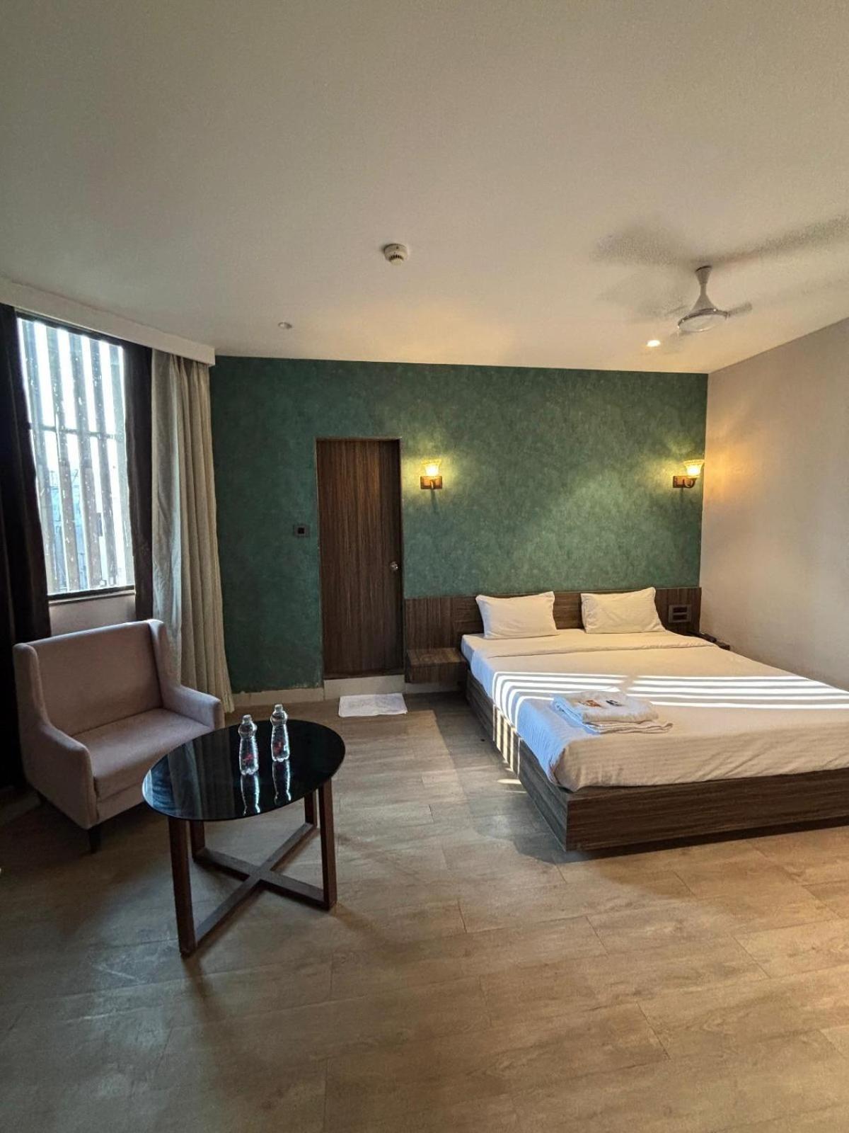 Hotel Elegant Inn Surat Ngoại thất bức ảnh