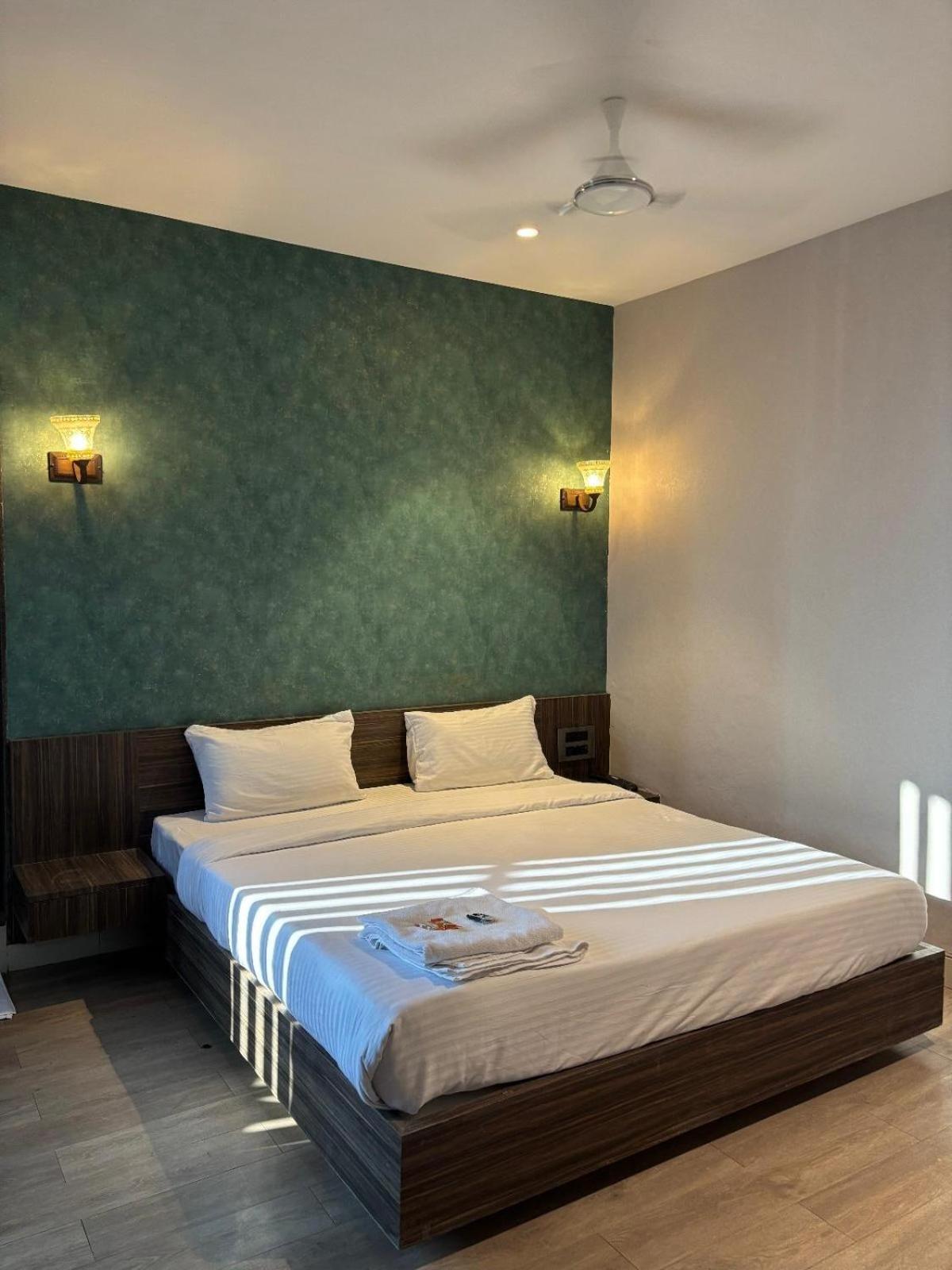 Hotel Elegant Inn Surat Ngoại thất bức ảnh