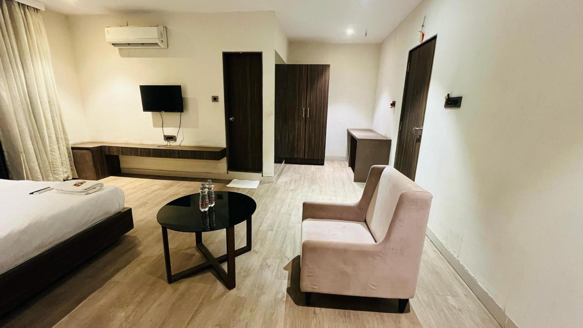 Hotel Elegant Inn Surat Ngoại thất bức ảnh