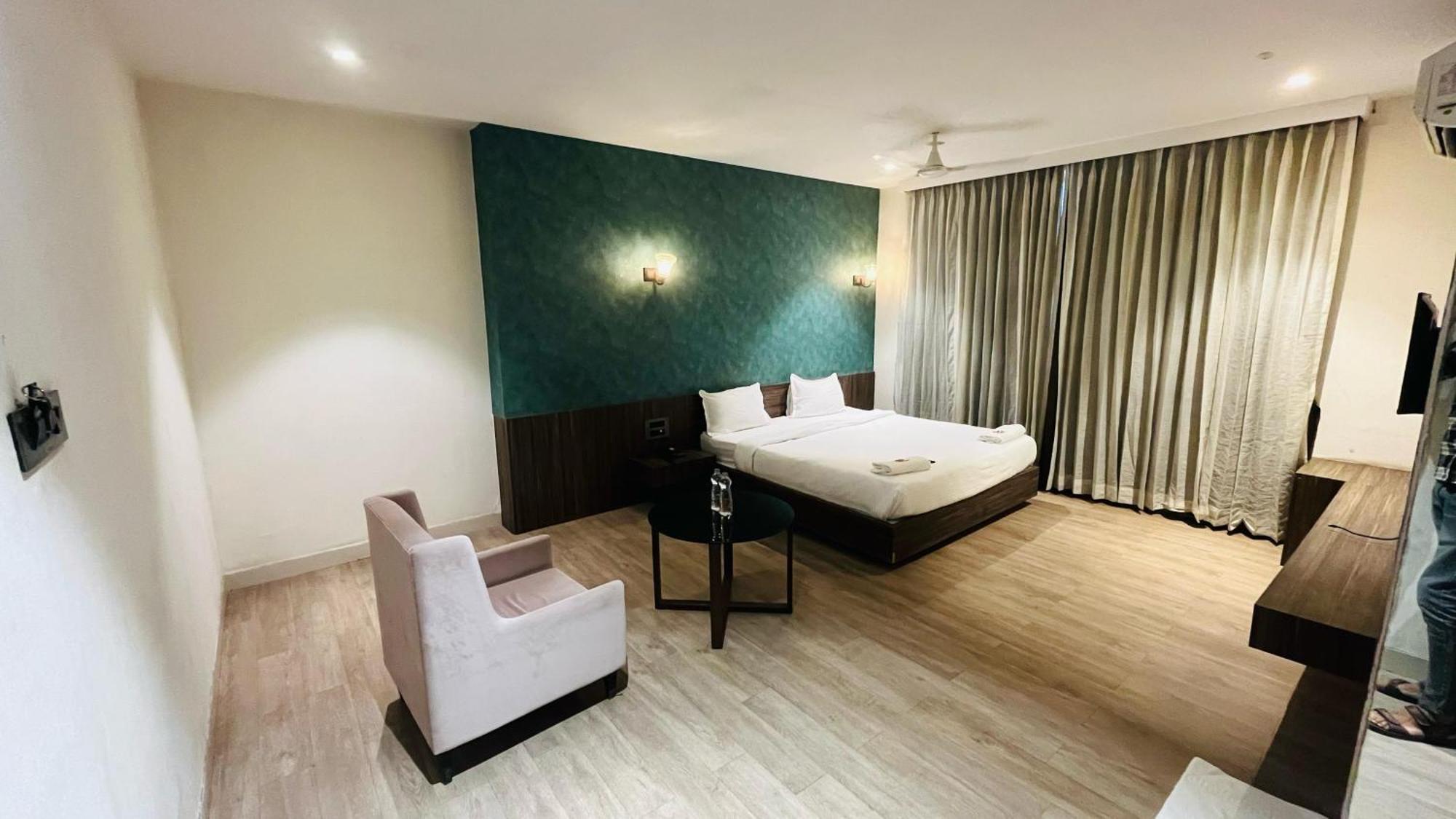 Hotel Elegant Inn Surat Ngoại thất bức ảnh